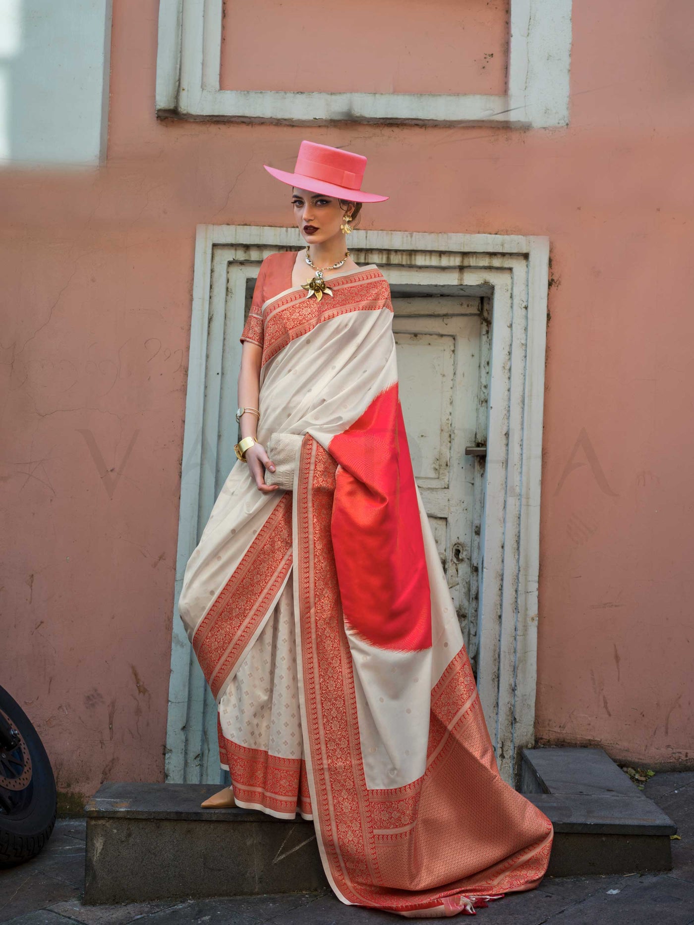 Koche Silk Soft Silk Handloom Saree – Designer Contrast Pallu Saree for Weddings & Festive Wear, Discover the elegance of the Koche Silk Soft Silk Handloom Saree. Featuring contrast pallu & blouse, this lightweight silk saree is perfect for weddings, festive occasions & grand celebrations.