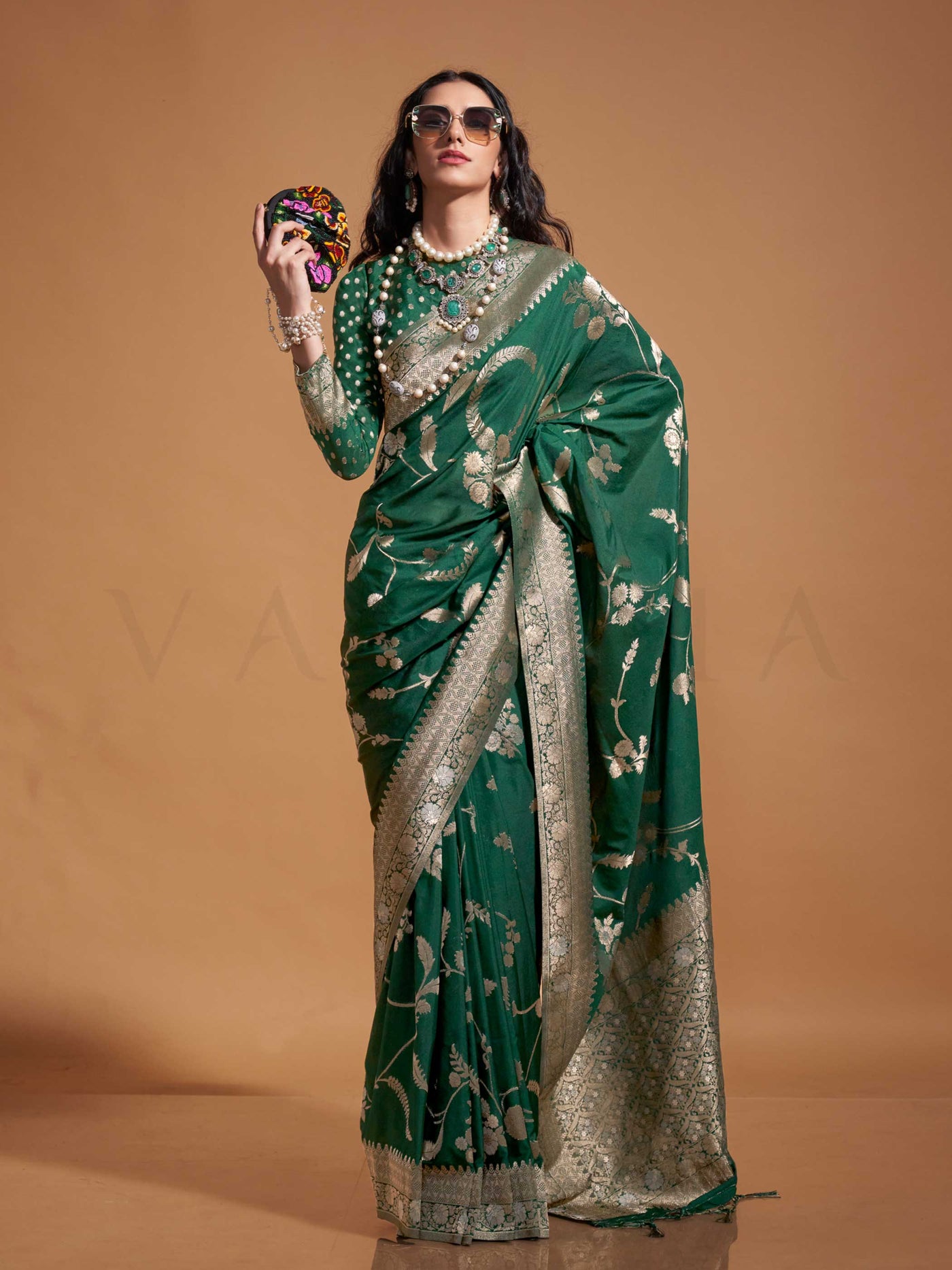 Kocktail Silk Pure Georgette Handloom Saree – Designer Wedding & Partywear Saree with Zari Weaving,  Elevate your ethnic wardrobe with the Kocktail Silk Pure Georgette Handloom Saree. A handwoven masterpiece featuring intricate floral zari motifs, a luxurious embroidered blouse, and a lightweight yet elegant drape. Perfect for weddings & festive occasions.