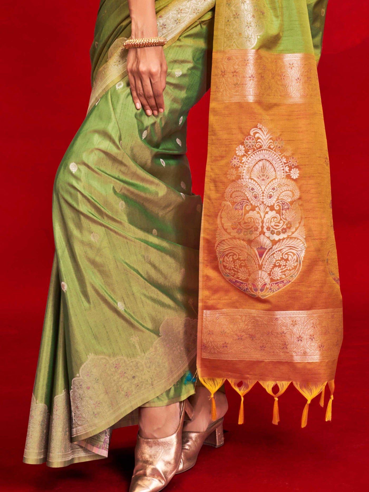 Green Tussar Silk Handloom Saree with Contrast Ikkat Pallu – Traditional Festive Wear