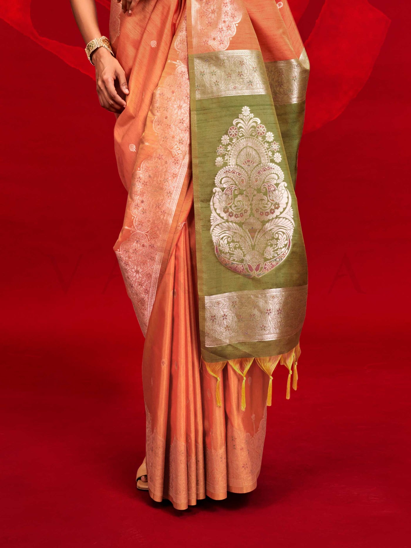 Peach Tussar Silk Handloom Saree with Green Ikkat Pallu – Exquisite Handloom Craftsmanship