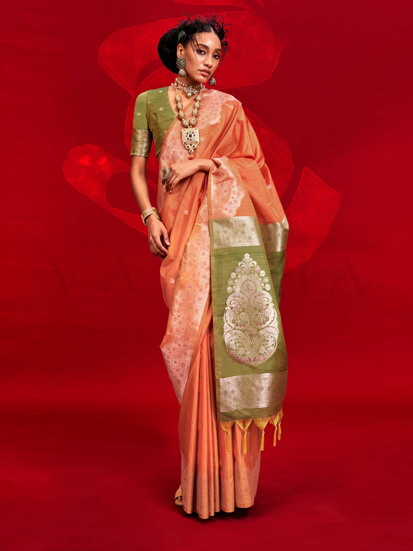 Kontessa Roycce Tussar Silk Handloom Saree – Elegant Designer Saree with Ikkat Pallu for Festive & Wedding Wear, Experience the luxury of the Kontessa Roycce Tussar Silk Handloom Saree, crafted with exquisite ikkat pallu & contrast blouse. A masterpiece in handwoven elegance, perfect for weddings & grand celebrations.