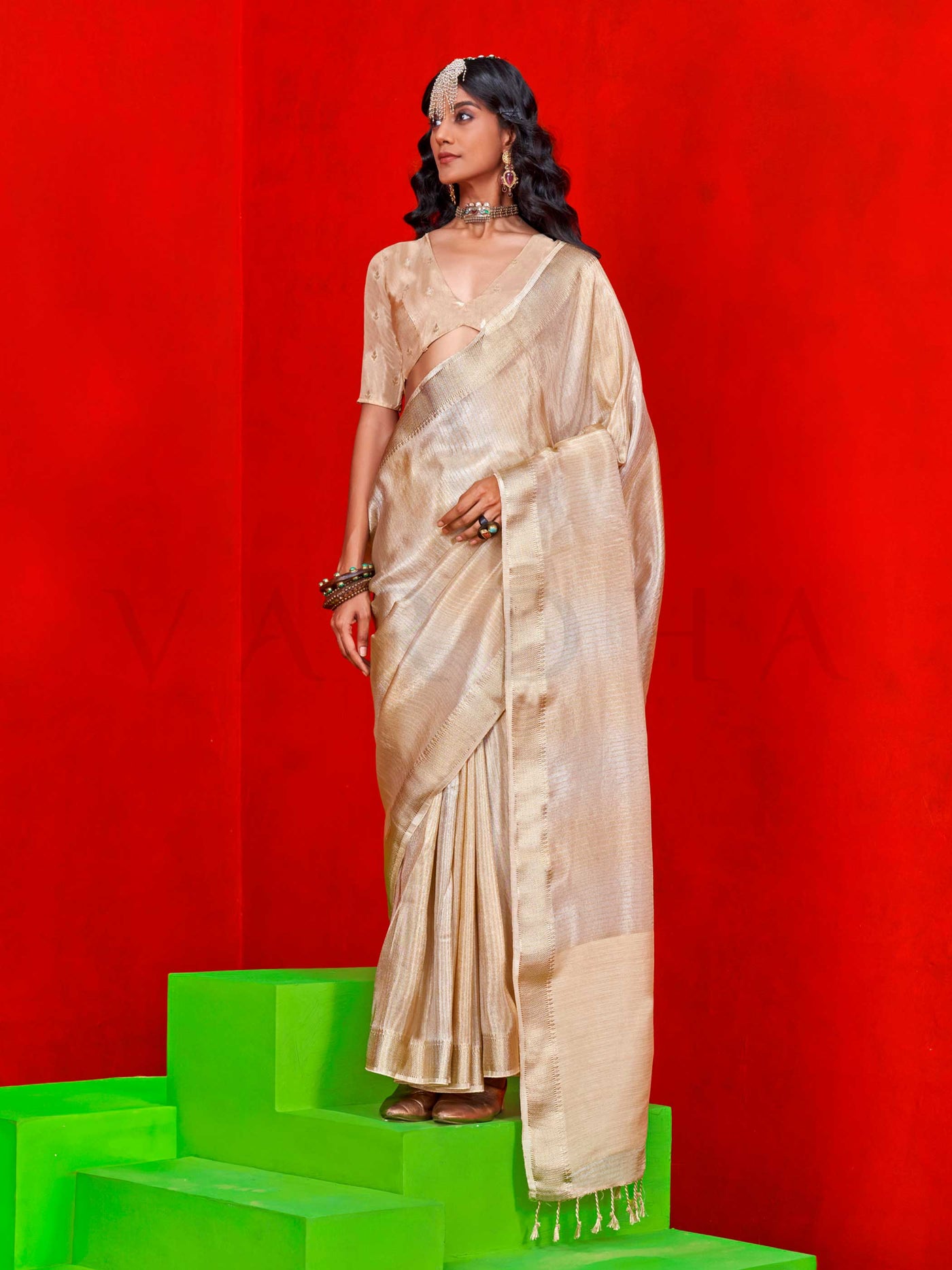 Kontigo Pure Viscose Zari Tissue Handloom Saree – Elegant Designer Saree for Festive & Wedding Wear, Experience the luxury of the Kontigo Pure Viscose Zari Tissue Handloom Saree. Crafted with rich zari weaving & a jacquard blouse, this lightweight saree is perfect for grand celebrations & festive events.