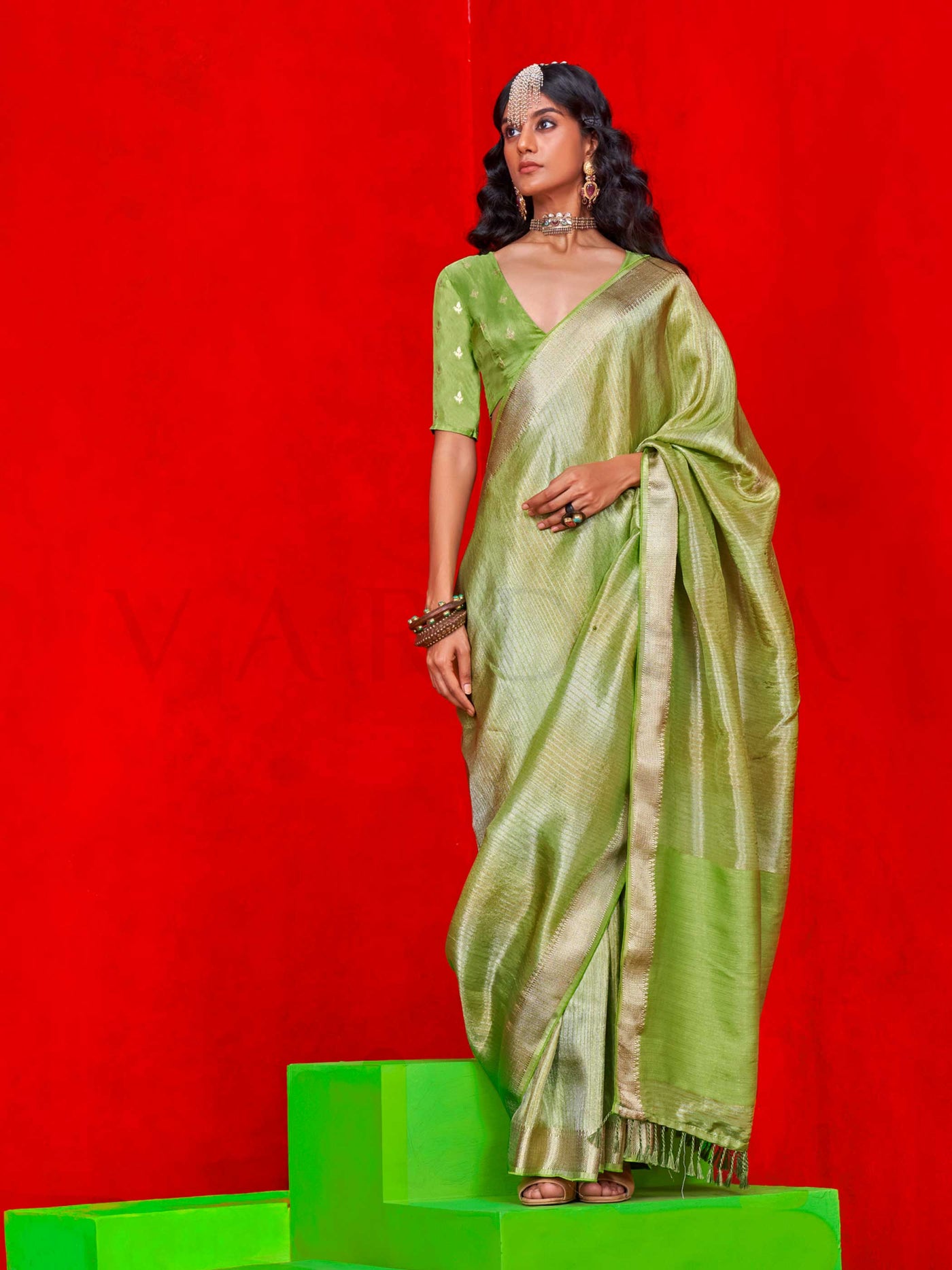 Kontigo Pure Viscose Zari Tissue Handloom Saree – Elegant Designer Saree for Festive & Wedding Wear, Experience the luxury of the Kontigo Pure Viscose Zari Tissue Handloom Saree. Crafted with rich zari weaving & a jacquard blouse, this lightweight saree is perfect for grand celebrations & festive events.