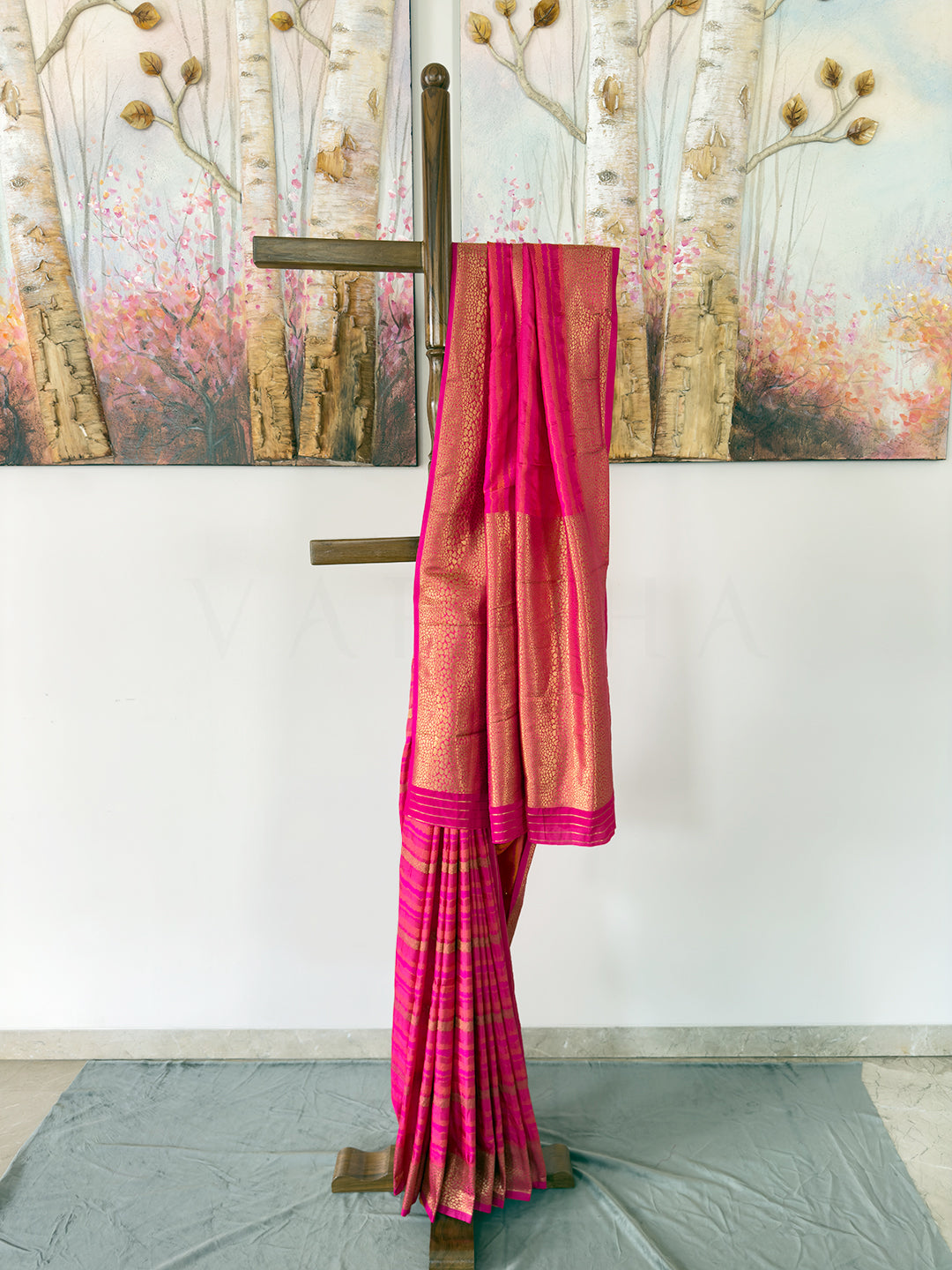 Exquisite Rani Pink Tanchoi Silk Saree with Intricate Thread Weaving