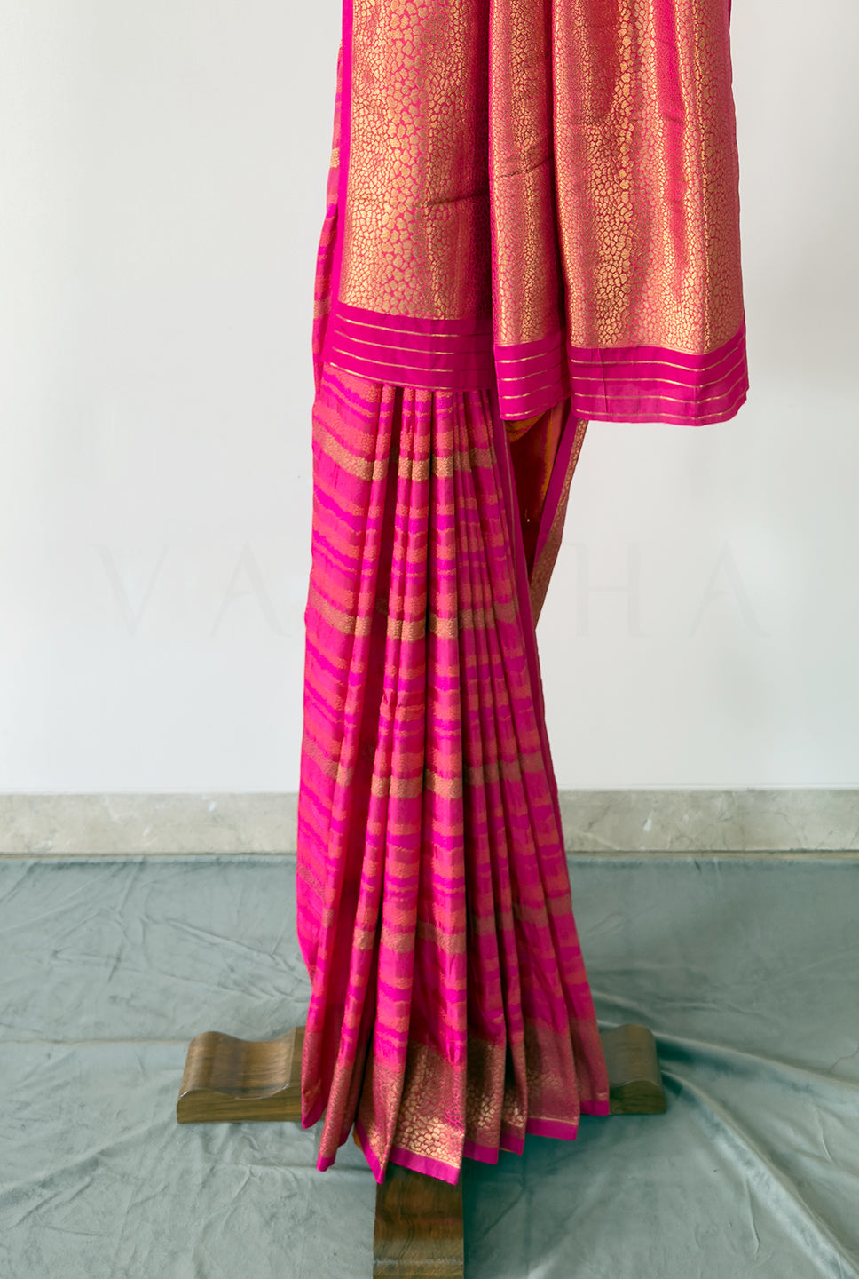 Exquisite Rani Pink Tanchoi Silk Saree with Intricate Thread Weaving