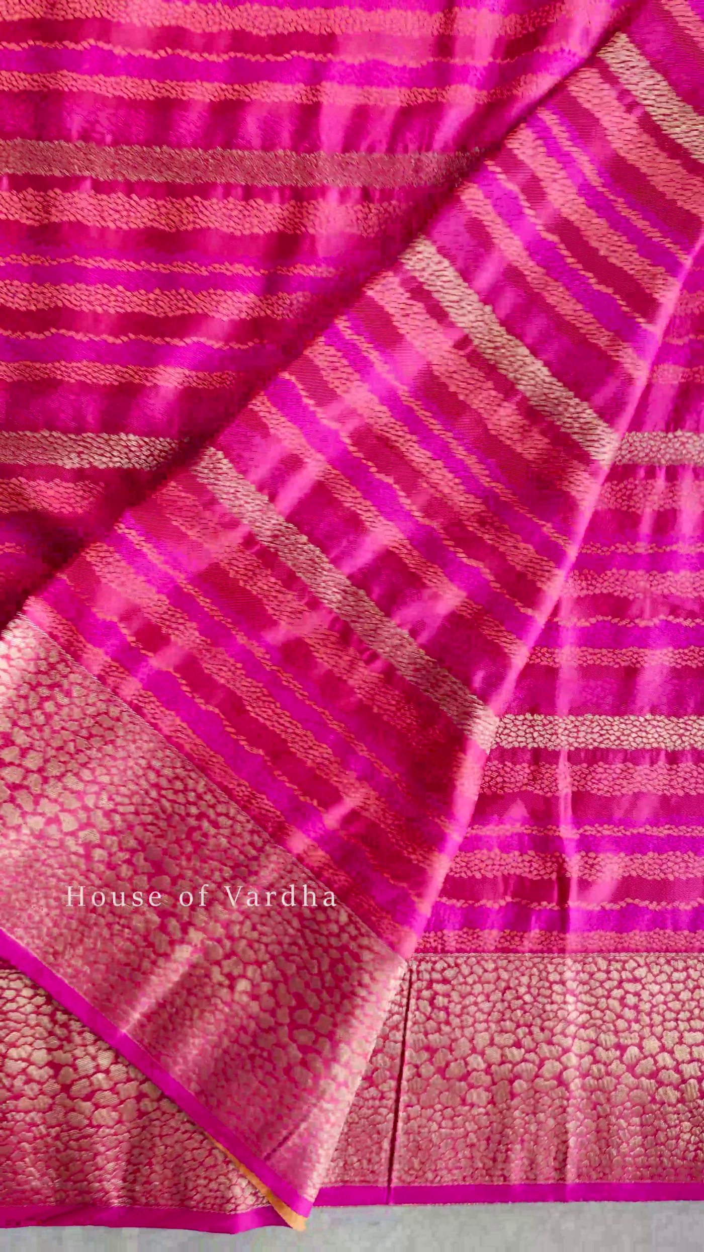 Exquisite Rani Pink Tanchoi Silk Saree with Intricate Thread Weaving