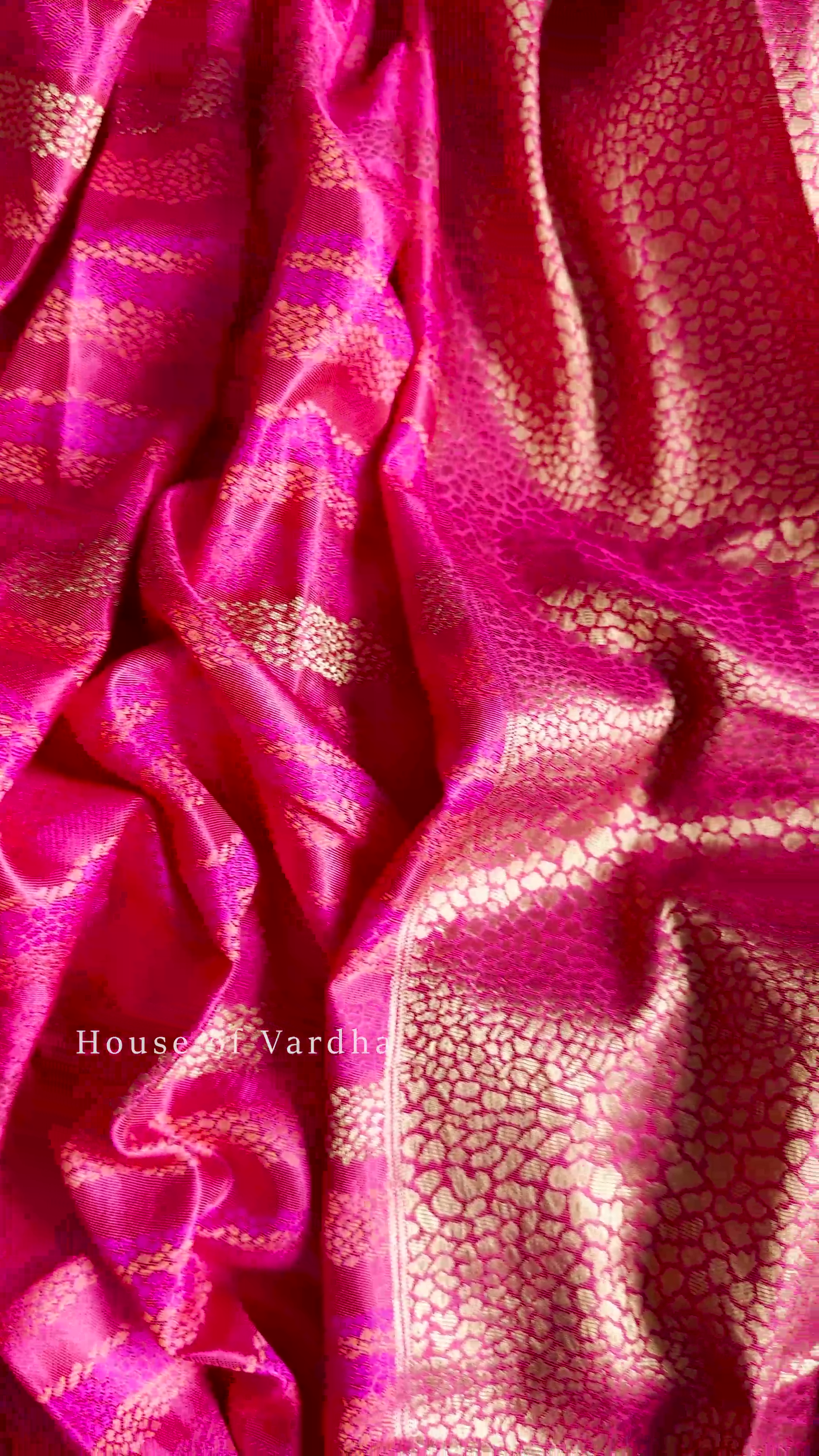 Exquisite Rani Pink Tanchoi Silk Saree with Intricate Thread Weaving