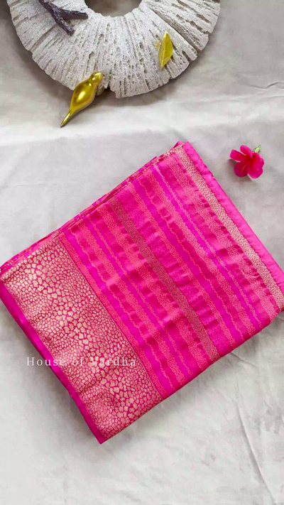 Exquisite Rani Pink Tanchoi Silk Saree with Intricate Thread Weaving